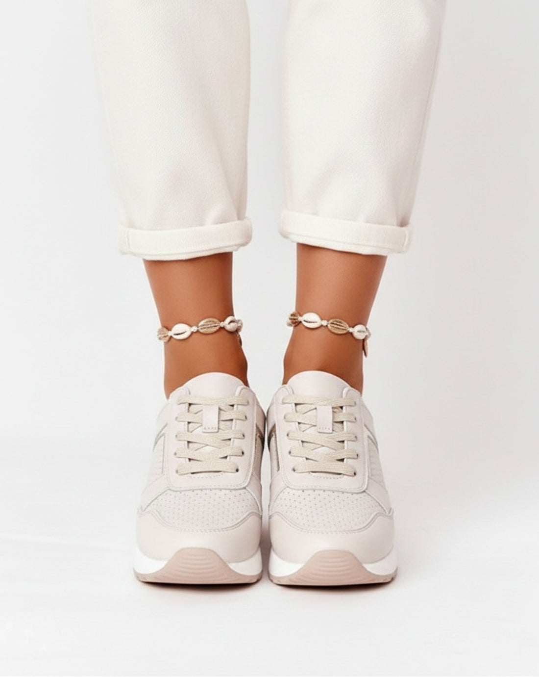 Baskets compensées à détails métalliques