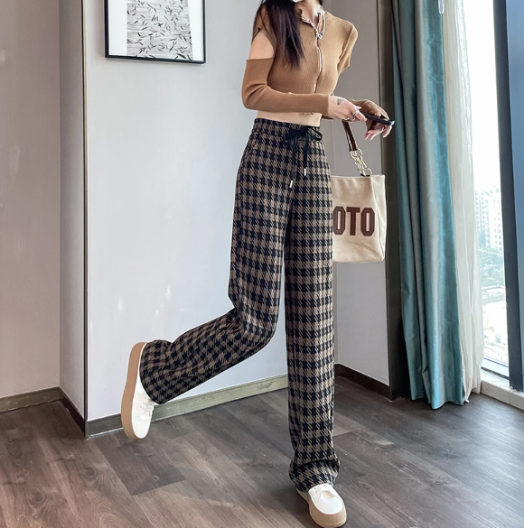Hochgeschnittene Hose mit geradem Bein und Karomuster