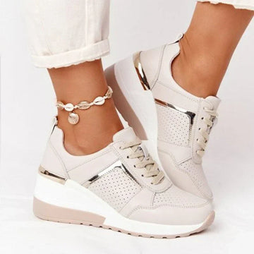 Adidași wedge cu detalii metalice
