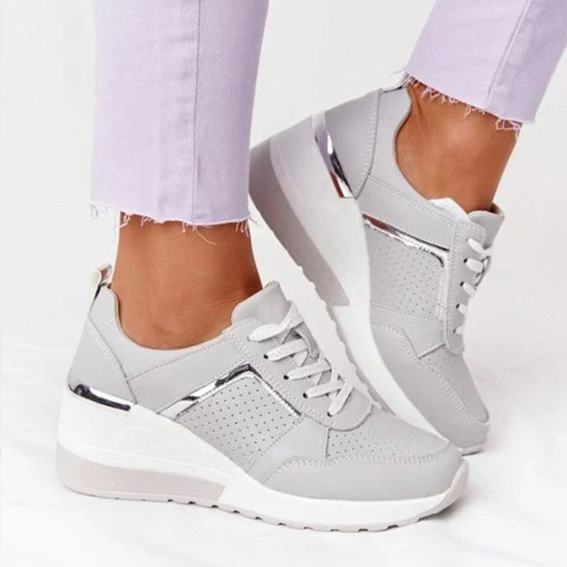 Sneaker mit Keilabsatz und Metallic-Details